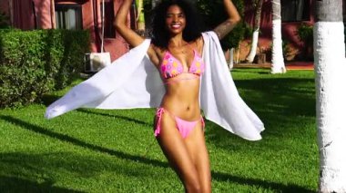 Mutlu Seksi Siyah Kadın Bikini ve Plaj Kapağında Güneşli Gün Çimende Dans, Yavaş Hareket
