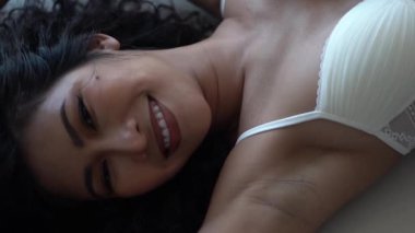 Beyaz İç Çamaşırlı Mutlu Asyalı Kadın Uzanıyor ve Kameraya Gülümsüyor, Yavaş Hareket