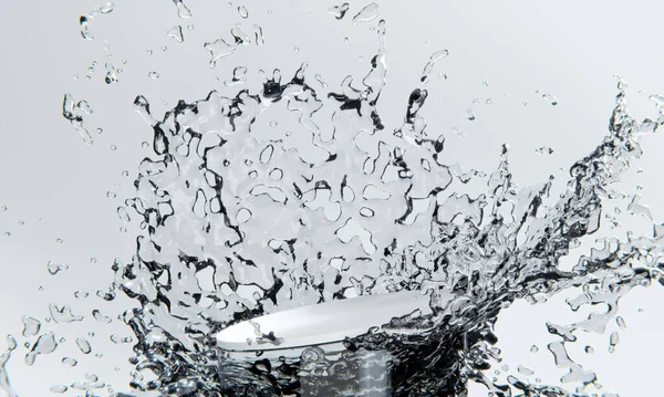 Белый Подиум Брызги Воды Белом Фоне — стоковое фото