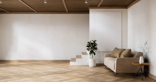 在有空墙的日本客厅里用沙发做内饰 免版税图库照片