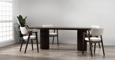 Japon usulü yemek odası, uzun masa ve Japon yapımı ahşap sandalyeler.