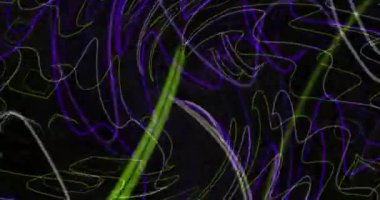 Karanlık bir zemin üzerinde dalgalı ışık ışınları hareket eder ve sürekli renklerini değiştirir. Animasyon arka plan ve kulüp videosu. Sonsuz döngü. Bir döngü