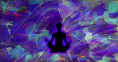 Meditasyon yapan bir adamın silueti, sürekli hareket eden mavi ve mor gölgeli ışık ışınlarına karşı. Animasyon arka plan ve kulüp videosu. Meditasyon, rahatlama.