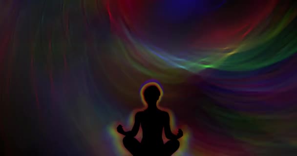 Силуэт Медитирующего Человека Фоне Постоянно Движущихся Разноцветных Лучей Света Анимированный — стоковое видео