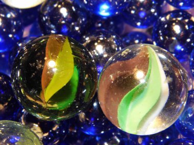 Cam toplar. Yeni yıl süslemeleri. Noel arkaplanı.