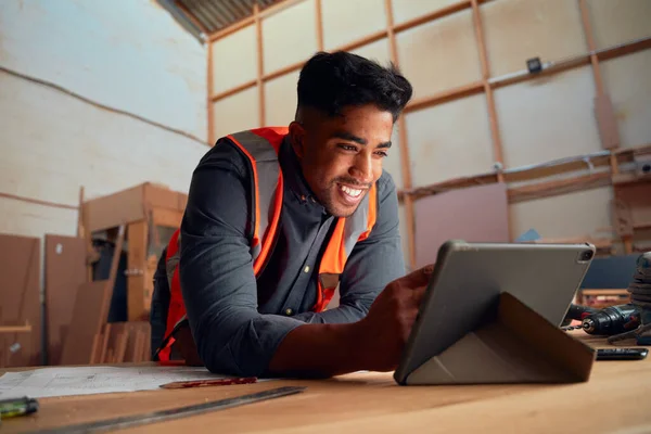 Jovem Multirracial Sorrindo Enquanto Trabalhava Tablet Digital Lado Ferramentas Fábrica — Fotografia de Stock