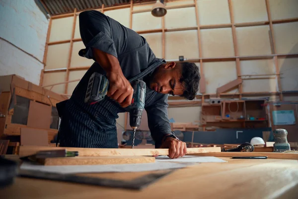 Joven Multiracial Usando Taladro Madera Durante Trabajo Fábrica Carpintería — Foto de Stock