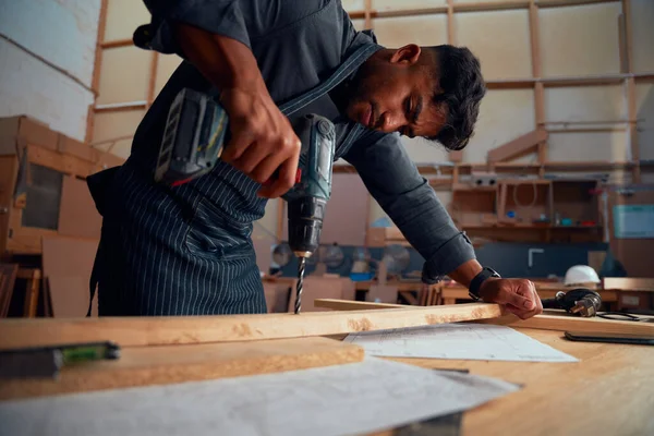 Hombre Joven Multirracial Que Usa Taladro Sobre Madera Durante Trabajo — Foto de Stock