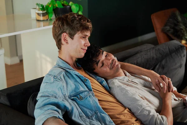 Mladý Gayové Pár Ležérní Oblečení Relaxační Držení Ruce Pohovce Obývacím — Stock fotografie