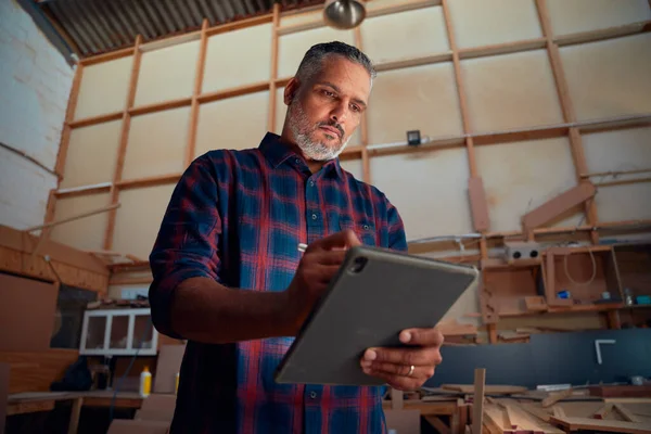 Focused Multiracial Mid Adult Man Using Digitized Pen Digital Tablet — Stock Photo, Image