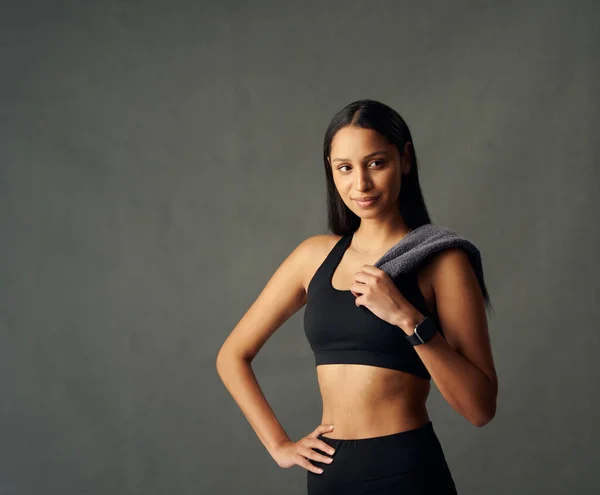 Młoda Birasowa Kobieta Nosząca Sportowy Biustonosz Fitness Tracker Odwracając Wzrok — Zdjęcie stockowe