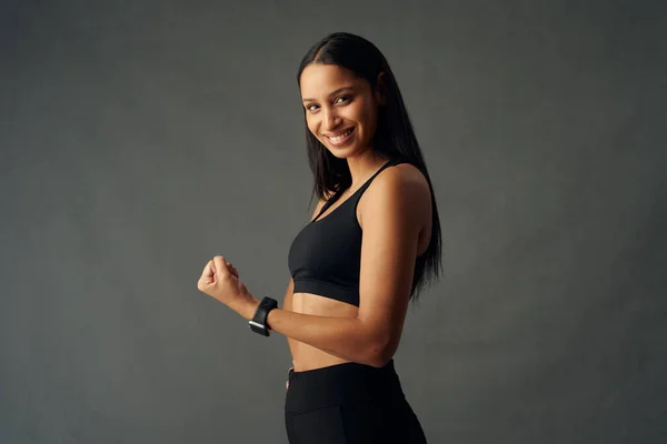 Młoda Birasowa Kobieta Ubrana Sportowy Biustonosz Fitness Tracker Uśmiechnięta Podczas — Zdjęcie stockowe