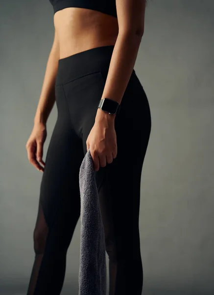Close Fit Biracial Young Woman Wearing Fitness Tracker Leggings Holding — Zdjęcie stockowe