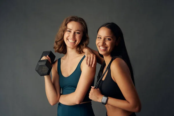 Młode Kobiety Sportowej Odzieży Uśmiechnięte Patrząc Kamerę Trzymając Sprzęt Ćwiczeń — Zdjęcie stockowe