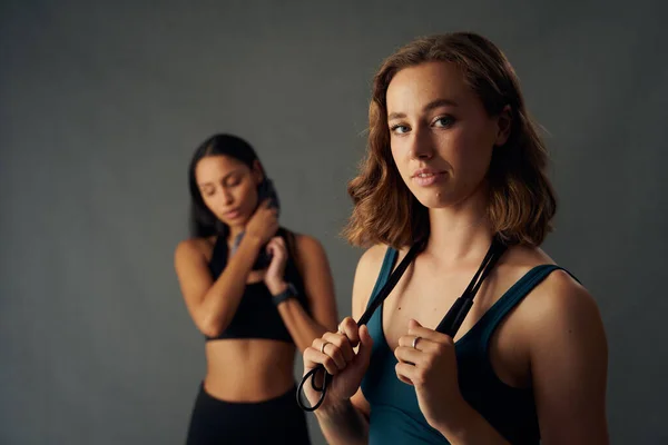 Mulheres Jovens Confiantes Vestindo Sportswear Segurando Corda Salto Sobre Ombro — Fotografia de Stock