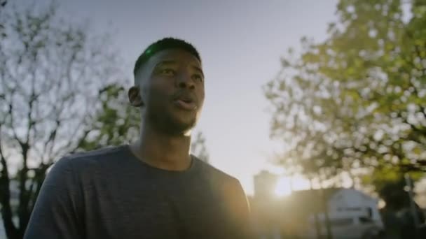 Mladý Černoch Vydechuje Zahřívá Ruce Při Přestávce Během Západu Slunce — Stock video