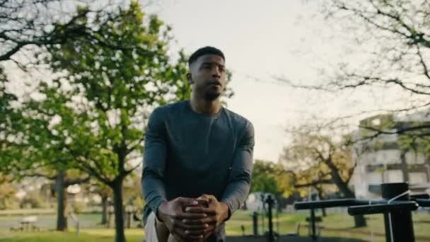 Mladý Černošky Muž Sportovním Oblečení Objímání Kolena Zvýšené Noze Během — Stock video