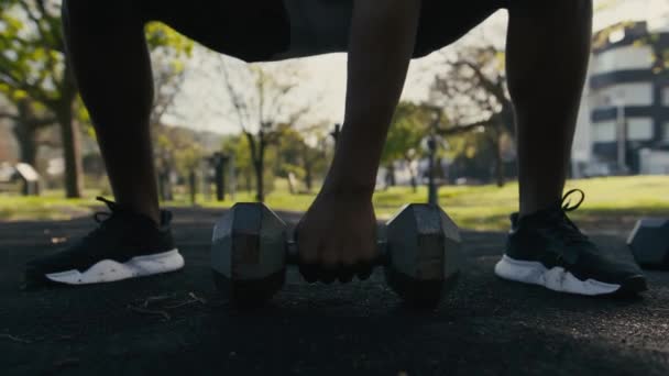 Gros Plan Jeune Homme Noir Chaussures Sport Faisant Des Squats — Video