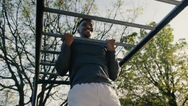 Determined Young Black Man Grimacing While Doing Chin Ups Exhaling — Αρχείο Βίντεο