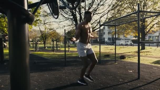 Camicia Muscoloso Giovane Uomo Nero Saltando Con Corda Saltando Accanto — Video Stock