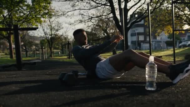 Jovem Negro Roupas Esportivas Fazendo Uma Pausa Após Exercício Com — Vídeo de Stock