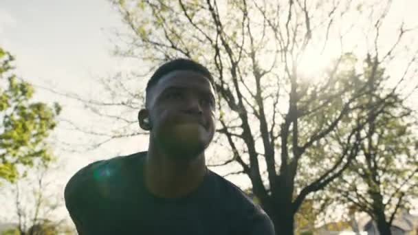 Молодой Черный Мужчина Футболке Улыбаясь Делая Упражнения Гирями Парке — стоковое видео