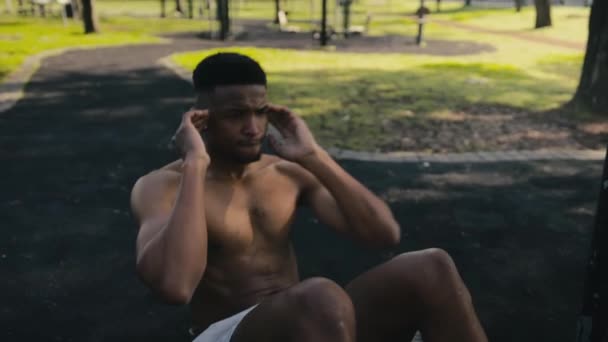 Shirtless Muscular Young Black Man Wearing Shorts Doing Sit Ups — Vídeo de stock