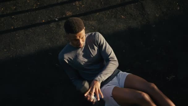 Высокий Угол Обзора Атлетичного Молодого Чернокожего Человека Делающего Русские Упражнения — стоковое видео