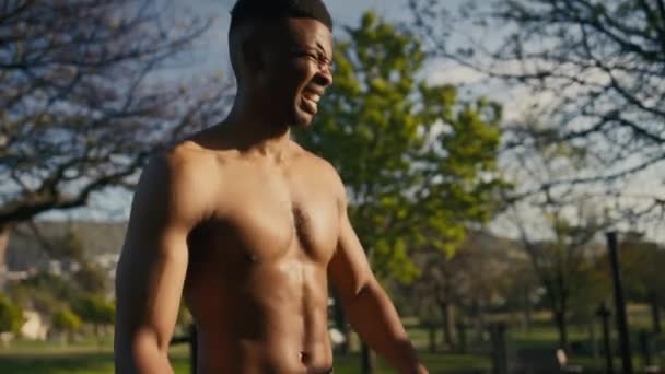 Topless Izmos Fiatal Fekete Férfi Rövidnadrágban Ugrókötelezve Ugrál Parkban — Stock videók