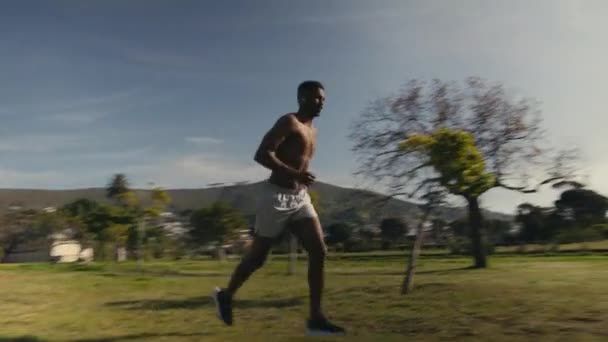 Shirless Jonge Zwarte Man Korte Broek Loopt Heen Weer Tijdens — Stockvideo