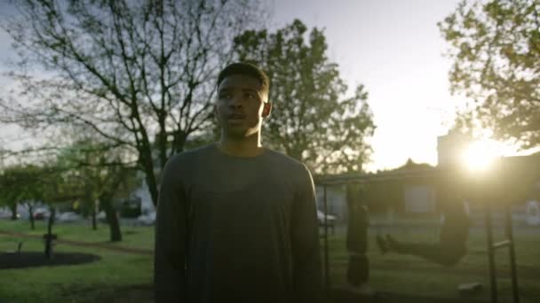 Jonge Zwarte Man Uitademen Glimlachen Tijdens Een Pauze Tijdens Zonsondergang — Stockvideo