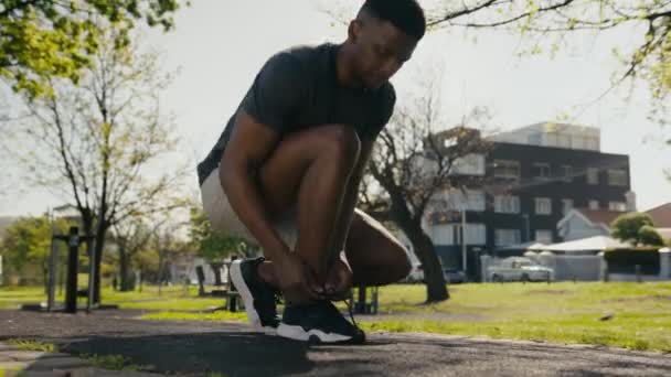 Athletic Młody Czarny Człowiek Kucnięcie Wiązanie Sznurowadła Buty Sportowe Chodniku — Wideo stockowe