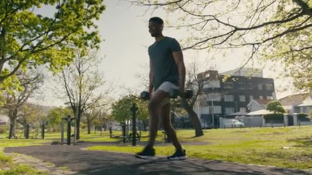 Sportlicher Junger Schwarzer Mann Sportkleidung Beim Ausfallschritt Mit Hanteln Auf — Stockvideo