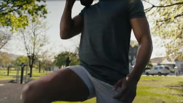 Atletyczny Młody Czarny Mężczyzna Shircie Szortach Rzuca Ciężarami Chodniku Parku — Wideo stockowe