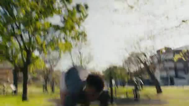 スポーツウェアの若い黒人男性は 公園でのフィットネストレーニング中に高速で爆発を行う — ストック動画
