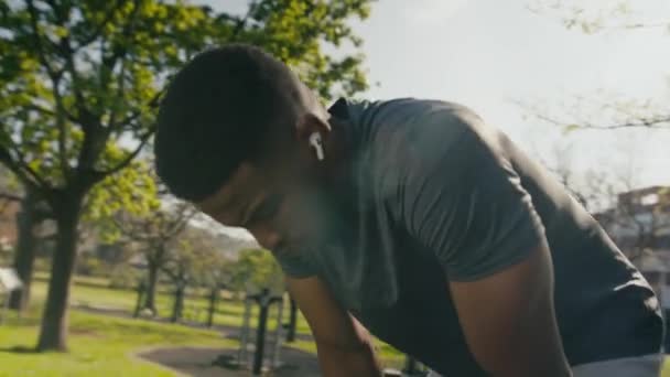 Junger Schwarzer Mann Mit Drahtlosen Kopfhörern Beim Aus Und Einatmen — Stockvideo