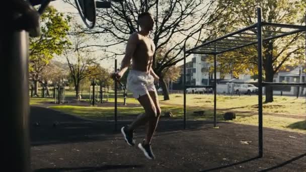 Oben Ohne Muskulöser Junger Schwarzer Mann Springt Mit Springseil Neben — Stockvideo