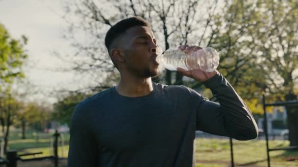 Athletic Young Black Man Sports Clothing Taking Break Drinking Water — Stockvideo