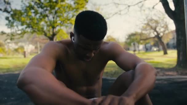 Shirtless Young Black Man Wireless Headphones Doing Sit Ups Pavement — Vídeo de stock