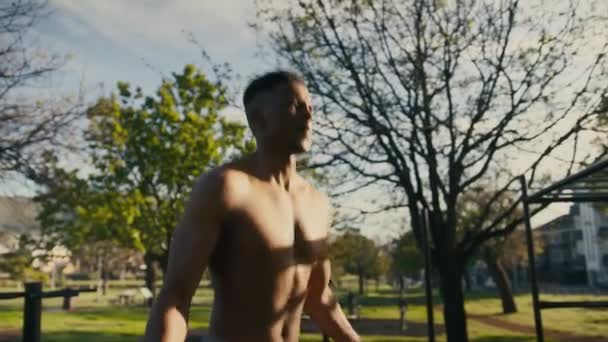 Рубашки Мускулистый Молодой Черный Мужчина Прыгает Скакалкой Деревьям Парке — стоковое видео