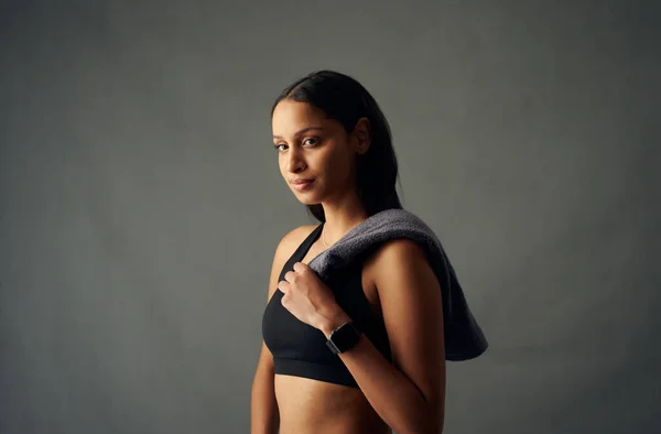 Retrato Jovem Mulher Biracial Sutiã Esportivo Rastreador Fitness Segurando Toalha — Fotografia de Stock
