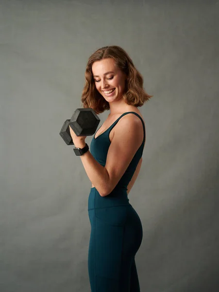 Young Caucasian Woman Wearing Sportswear Looking Smiling While Holding Dumbbell — ストック写真