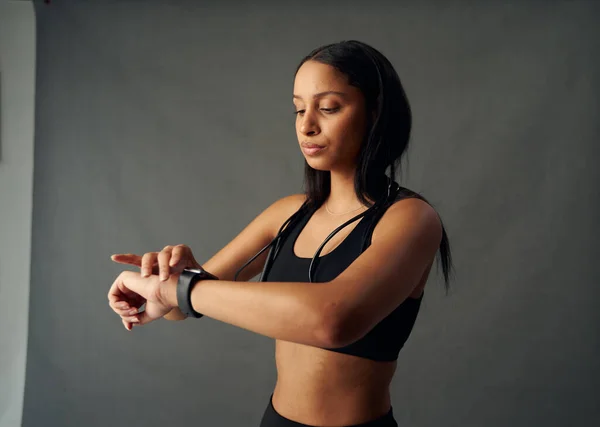 Fokuserad Ung Biracial Kvinna Bär Sport Behå Kontrollera Tiden Fitness — Stockfoto