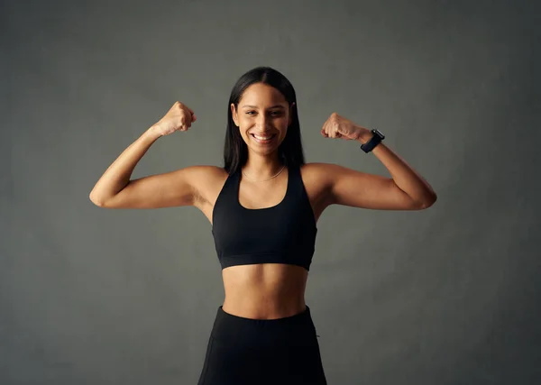 Happy Young Biracial Woman Wearing Sports Bra Fitness Tracker Flexing — Stock Photo, Image