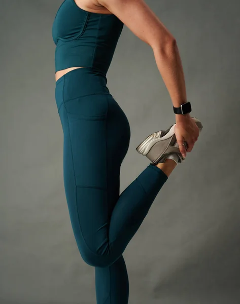 Close Young Caucasian Woman Wearing Sports Clothing Holding Raised Leg — Photo