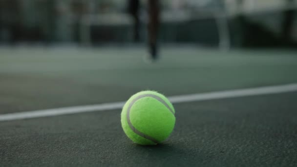 Közelkép Fiatal Fekete Férfi Visel Sportruházat Felvette Tenisz Labda Edzés — Stock videók