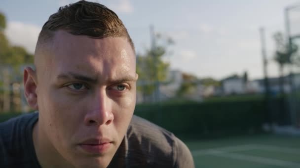 Porträtt Fokuserad Ung Biracial Man Tittar Bort Medan Svettning Tennisträning — Stockvideo