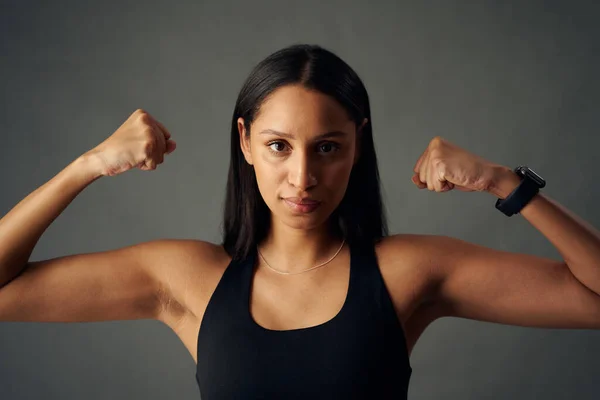 Portrait Young Biracial Woman Wearing Sports Bra Fitness Tracker Flexing — Fotografia de Stock