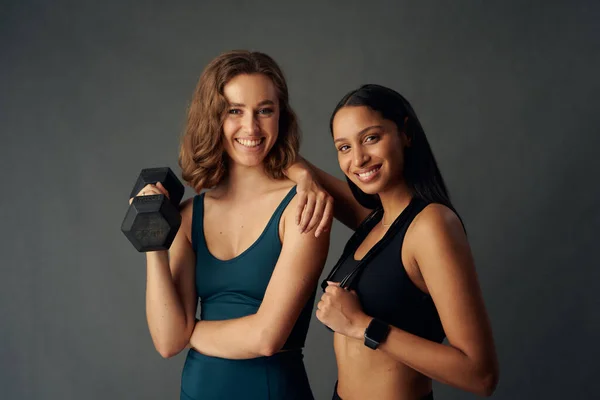 Young Women Wearing Sports Bra Smiling While Looking Camera Holding — Foto Stock
