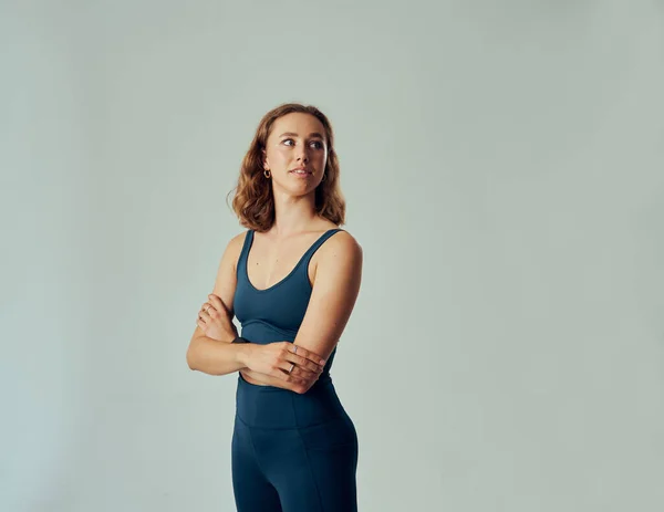 Young Caucasian Woman Wearing Sports Clothing Looking Shoulder Arms Crossed — Stockfoto